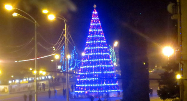 New Year tree in the Central Square of Stepanakert. Nagorno-Karabakh. Photo by Alvard Grigoryan for the "Caucasian Knot"