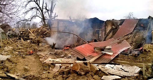 Law enforcers blocked the house where militants were hiding, the Cossack village of Mekenskaya, Naur District of Chechnya, January 1, 2015. Photo: http://nac.gov.ru