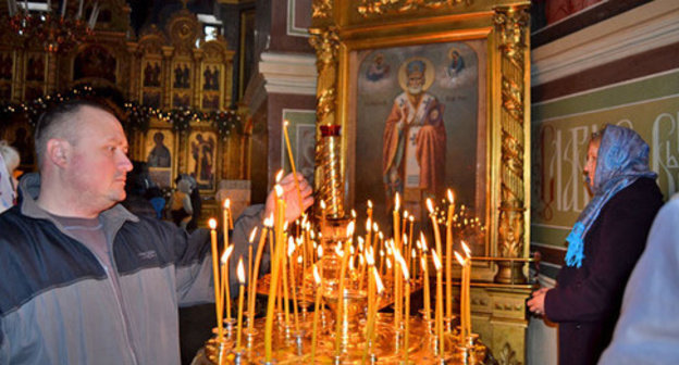 Believers in the Catherdral of Archangel Michael in Sochi. Photo by Svetlana Kravchenko for the ‘Caucasian Knot’. 