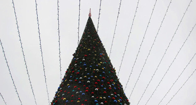 Christmas tree in Grozny. Photo by Akhmed Aldebrov for the ‘Caucasian Knot’. 