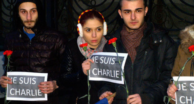 Actions in memory of the victims of the terror act in Paris hold posters with an inscription "Je suis Charlie". Tbilisi, January 8, 2015. Photo by Beslan Kmuzov for the "Caucasian Knot"