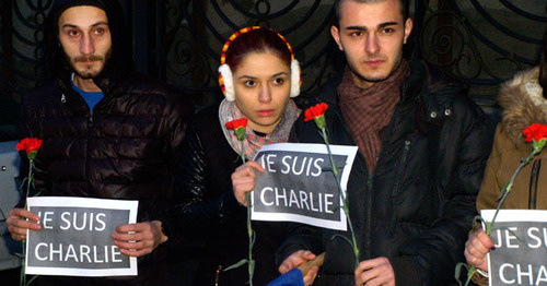 Actions in memory of the victims of the terror act in Paris hold posters with an inscription "Je suis Charlie". Tbilisi, January 8, 2015. Photo by Beslan Kmuzov for the "Caucasian Knot"