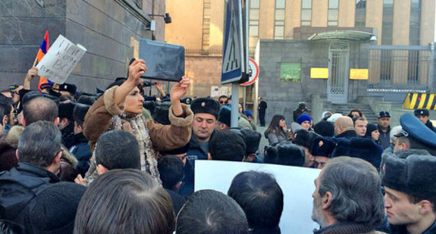 The action with a demand to give the Russia regular soldier Valery Permyakov near the Russian Consulate in Armenia. January 15, 2015. Photo: http://www.tert.am/ru/news/2015/01/15/russia-1/1560229