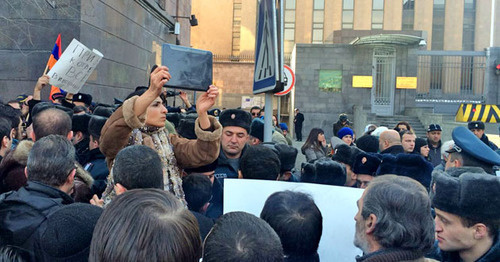 The action with a demand to give the Russia regular soldier Valery Permyakov near the Russian Consulate in Armenia. January 15, 2015. Photo: http://www.tert.am/ru/news/2015/01/15/russia-1/1560229