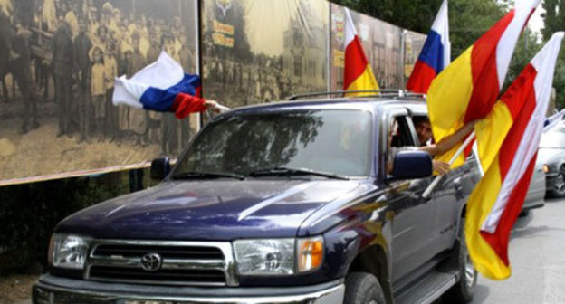 Flags of South Ossetia and Russia. Photo: http://osinform.ru/