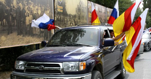 Flags of South Ossetia and Russia. Photo: http://osinform.ru/