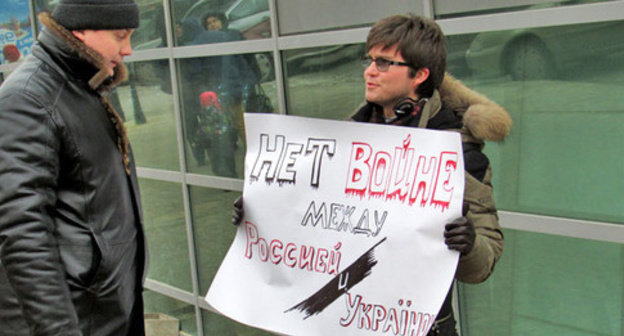 Boris Stikhin holding solo picket against war in Ukraine, Volgograd, January 19, 2015. Photo by Vyacheslav Yaschenko for the ‘Caucasian Knot’. 