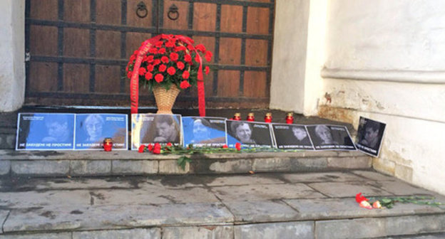 Flowers left at the site of murder of the lawyer Stanislav Markelov and the journalist of "Novaya Gazeta" Anastasia Baburova, Moscow, January 19, 2015. Photo by Yulia Buslavskaya for the ‘Caucasian Knot’. 