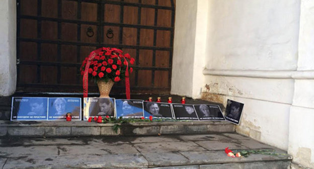 Flowers left at the site of the murder of the lawyer Stanislav Markelov and the journalist of "Novaya Gazeta" Anastasia Baburova, Moscow, January 19, 2015. Photo by Yulia Buslavskaya for the ‘Caucasian Knot’.