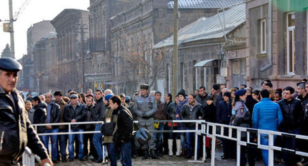 People stay in line to say farewell to Sergey Avetisyan, Gyumri, January 20, 2015. Photo by Narek Tumasyan for the ‘Caucasian Knot’.  