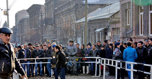 People stay in line to say farewell to Sergey Avetisyan, Gyumri, January 20, 2015. Photo by Narek Tumasyan for the ‘Caucasian Knot’.  