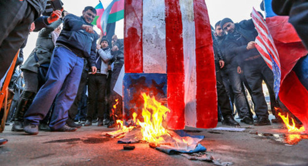 Nardaran residents burning down the flags of France, Israel, United States and Armenia, January 21, 2015. Photo by Aziz Karimov for the ‘Caucasian Knot’.