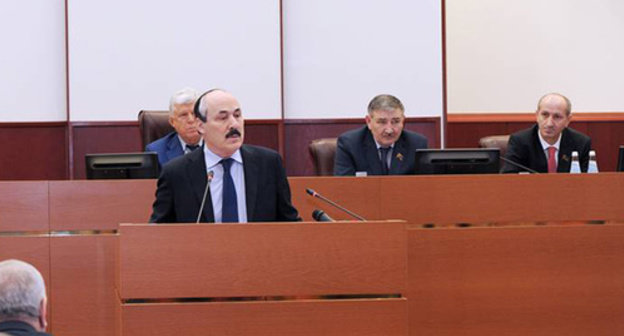 Message of the head of Dagestan Ramazan Abdulatipov to the Dagestani National Assembly. Photo: http://president.e-dag.ru/novosti/v-centre-vnimaniya/glava-dagestana-obratilsya-s-ezhegodnym-poslaniem-k-parlamentu-respubliki