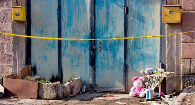 Toys and candles at the gates of the Avetisyans’ house. Gyumri, January 20, 2015. Photo by Narek Tumasyan for the ‘Caucasian Knot’. 