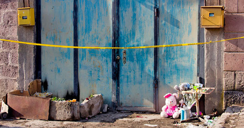 Toys and candles at the gates of the Avetisyans’ house. Gyumri, January 20, 2015. Photo by Narek Tumasyan for the ‘Caucasian Knot’. 