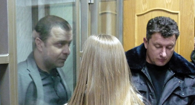 Sergey Reznik talking to his advocate Jeanna Pavlova in the court. Rostov-on-Don, January 22, 2015. Photo by Olesya Dianova for the ‘Caucasian Knot’. 