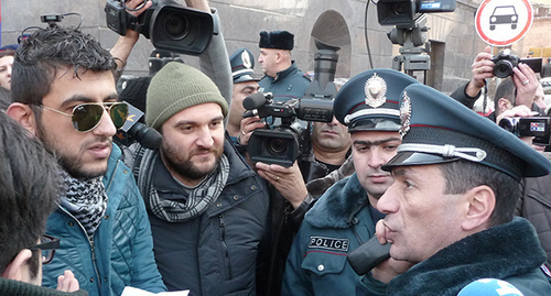 The participants of the protest action in Yerevan talk to the representative of the Armenian Ministry of Internal Affairs (MIA). Photo by Armine Martirosyan for the "Caucasian Knot"