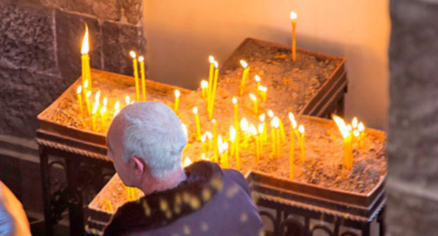 Memorial candles in St. Nshan chapel. Gyumri, January 20, 2015. Photo by Narek Tumasyan for the "Caucasian Knot"