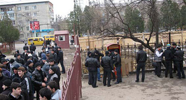 Students of the Technical University of Dagestan remonstrate against illegal development of public green space. Makhachkala, December 21, 2009. Photo by the "Caucasian Knot"