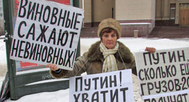 Galina Tikhenko at the anti-war picket. Volgograd, January 31, 2015. Photo by Vyacheslav Yaschenko for the ‘Caucasian Knot’. 