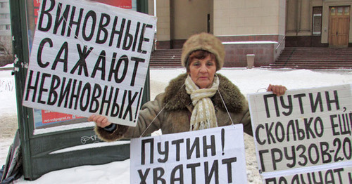 Galina Tikhenko at the anti-war picket. Volgograd, January 31, 2015. Photo by Vyacheslav Yaschenko for the ‘Caucasian Knot’. 