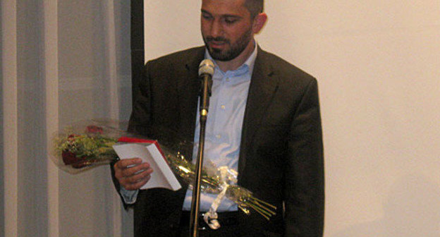 Russian Ombudsman medal awarding ceremony. Moscow, Mussa Aushev with his brother's award. Moscow, "Russian Zarubezhie" library and foundation, December 8, 2009. Photo by the "Caucasian Knot"