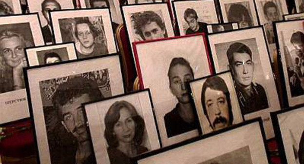 Portraits of murdered journalists, 15.12.2009. Photo of Eduard Baikov, IA Faktvideo. Source: www.memo.ru