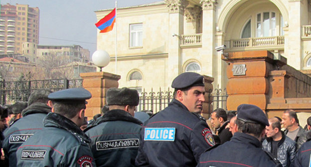 Policemen near the residence of the president of Armenia during  protests against the Law "On Turnover Tax", January 2015. Photo by Armine Martirosyan for the "Caucasian Knot"