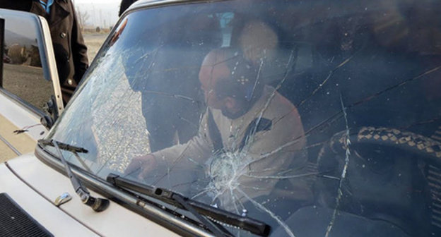 The car with the supporters of the "Pre-Parliament", who took part in the motor rally, was stopped by the persons in citizens' clothes. Photo by Alvard Grigoryan for the "Caucasian Knot"