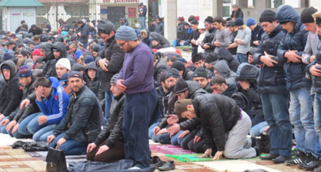 Believers near the central Juma Mosque of Dagestan. Makhachkala. Photo by Timur Isaev for the "Caucasian Knot"