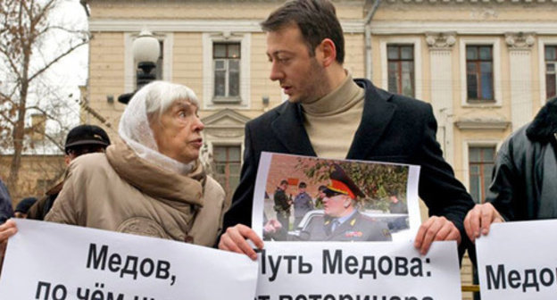 Magomed Khazbiev at the picket in Moscow. Lyudmila Alexeeva is to the left. Photo: RFE/RL