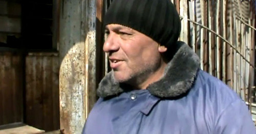 Jivan Simonyan, salesman at the market, during the poll. Gyumri, March 2015. Screenshot from the video of the ‘Caucasian Knot’. 