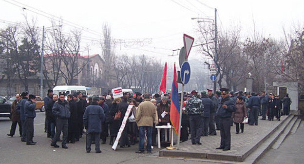 Protest action against Armenian-Turkish protocols. Constitutional Court of Armenia house. January 12, 2010. Photo by the "Caucasian Knot"