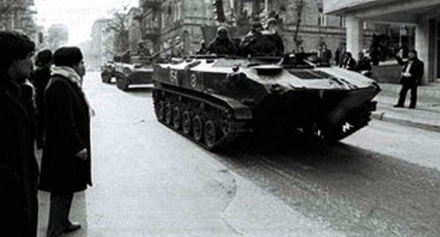 Soviet armor in Baku in the morning of the 20th of January, 1990. Photo by http://ru.wikipedia.org