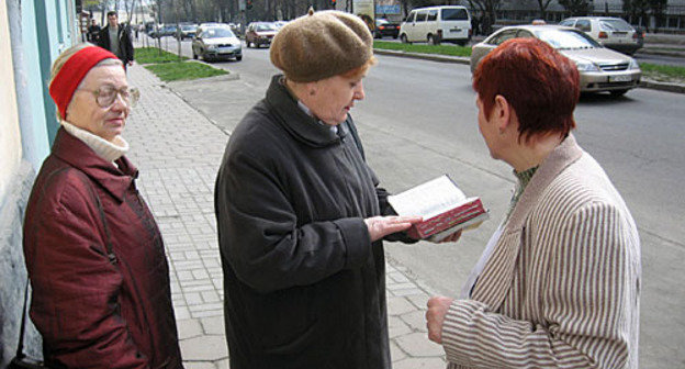 Homiletic activities of Jehovan's Witnesses. Photo by http://ru.wikipedia.org