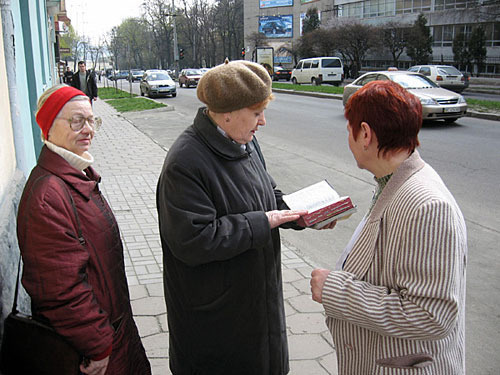 Homiletic activities of Jehovan's Witnesses. Photo by http://ru.wikipedia.org