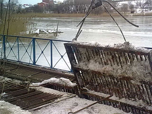 Frozen water supply point in Makhachkala, January 28, 2010. Photo by Dagestan Ministry of Emergency situations press service.