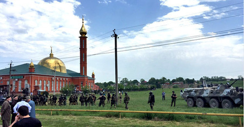 Police cordons off the Nasyr-Kort mosque. Ingushetia, June 5, 2015. Screenshot from the video posted by the ‘Caucasian Knot’. 