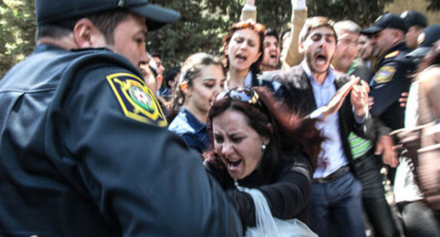The police detains the protesters against the "Nida" activists conviction. Baku, May 6, 2014. Photo by Aziz Karimov for the "Caucasian Knot"