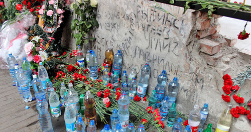 Bottles with water and flowers in the school No. 1 gym. Beslan, September 3, 2015. Photo by Emma Marzoeva for the "Caucasian Knot"