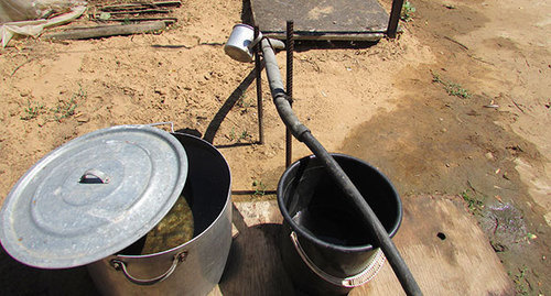 Drinking water in buckets. Photo by Vyacheslav Yaschenko for the ‘Caucasian Knot’. 