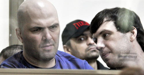 Akhmedov brothers, Abdulmazhid (to the left) and Shamsutdin, on the bar behind the bulletproof glass. The defendant Murad Aliev is in the background. Photo by Oleg Pchyolov for the "Caucasian Knot"