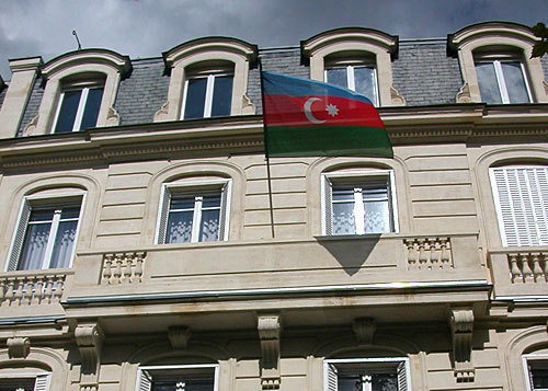 Azerbaijani banner on the embassy building in Paris (France). Photo by http://ru.wikipedia.org