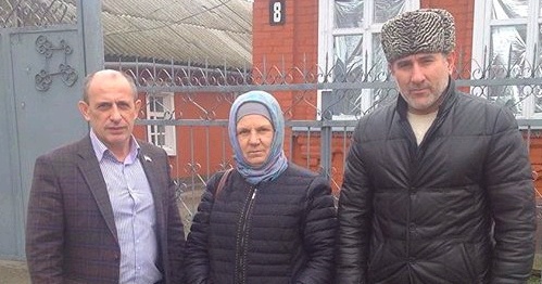 Kusama Maskhadova with the deputies of the Chechen parliament Magomed Khanbiev and Idris Gaibov. Photo: Grozny-inform.ru