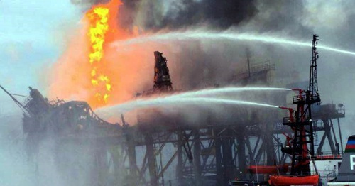 Extinguishing a fire on the oil platform "Gyuneshli". December 6, 2015. Photo: Facebook.com/MeydanTelevision