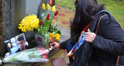 Boris Nemtsov's photo and flowers at the Memorial to victims of political repressions. Sochi, March 1, 2015. Photo by Svetlana Kravchenko for the "Caucasian Knot"