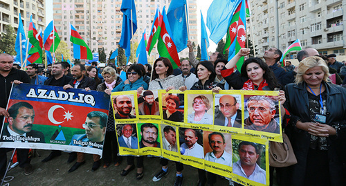Rally participants hold portraits of human right defenders, activists and journalists, Baku, October 25, 2015. Photo by Aziz Karimov for the ‘Caucasian Knot’. 