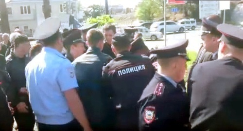 Policemen disperse protesters in Sochi. Screenshot of the video made by eyewitness. 