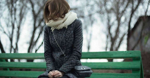 A girl sitting on a bench. Photo: Balzhan Baltasheva (RFE/RL)