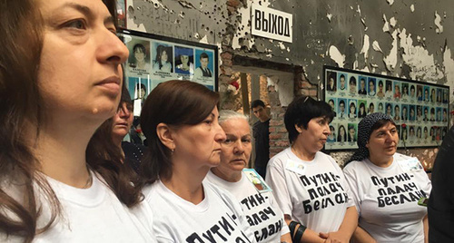 Participants of protest action in Beslan. Photo: FB page of Elena Kostyuchenko, Facebook.com/photo.php?fbid=1260417757336919&set=a.931468163565215.1073741827.100001061213139&type=3&theater